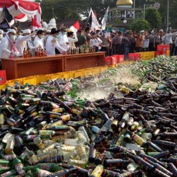 Ribuan Botol Minuman Keras Dihancurkan
