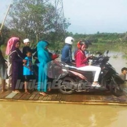 Banjir, Warga Dua Kecamatan di Kabupaten Serang Terisolir