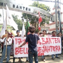 HUT Banten ke 17 di Warnai Demo, Mahasiswa Singgung Gaji Dewan