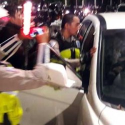 Wanita Ngamuk Tabrak Tujuh Motor di Sudirman