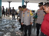 Kapolres Serang Salurkan Paket Sembako kepada Nelayan Lontar
