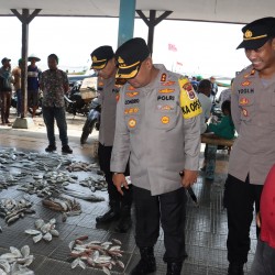 Kapolres Serang Salurkan Paket Sembako kepada Nelayan Lontar